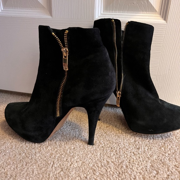 Vince Camuto black booties with gold buttons size 8 💕✨ - Picture 2 of 13